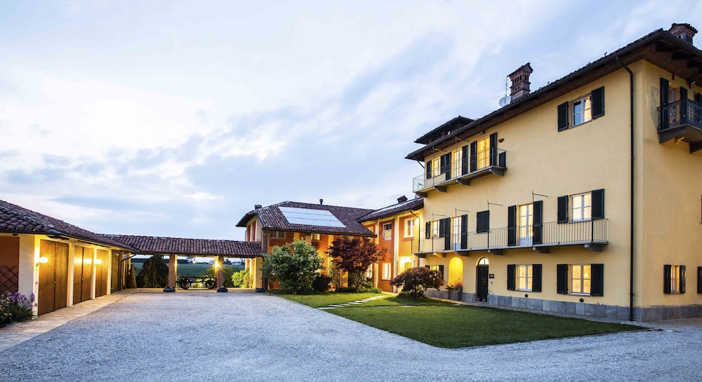 B&B Cascina Belmonte — 4-Star Luxury Hotel in Fossano, Italy