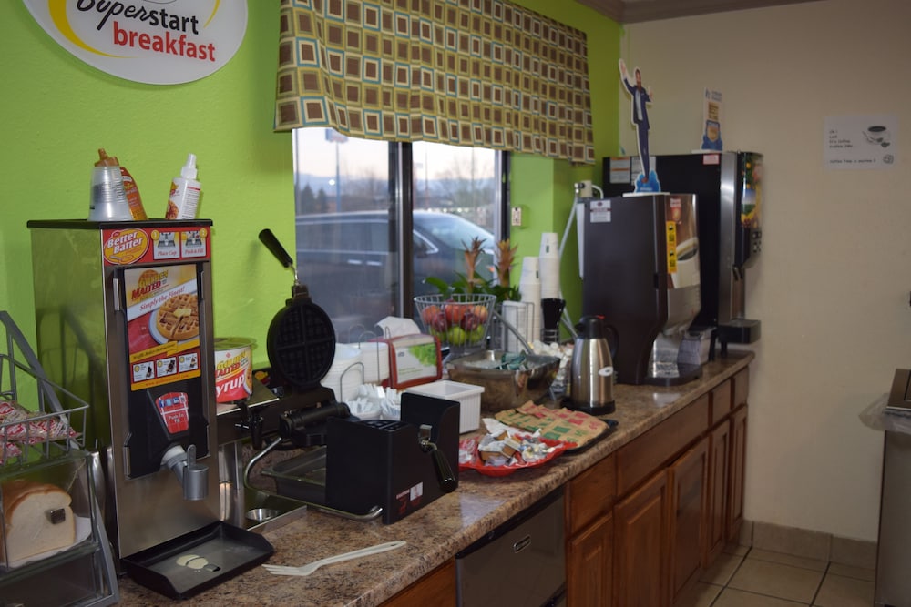 Super 8 by Wyndham Saginaw - photo 6