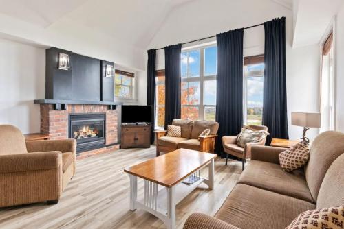 Spectacular Rivergrass Chalet Steps to Blue Mtn — 4-Star Luxury Hotel in Collingwood, Canada