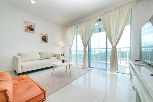 Teega Creamy INS Muji 2BR 6 pax w Balcony by Our Stay — 4-Star Luxury Hotel in Johor Bahru, Malaysia