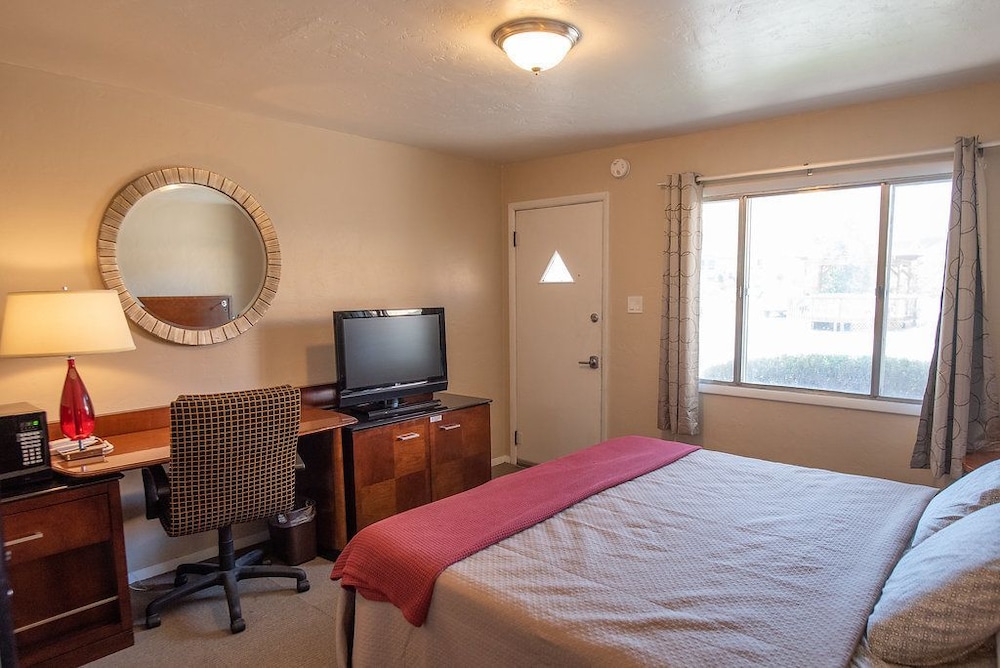 Circle R Motel - photo 9