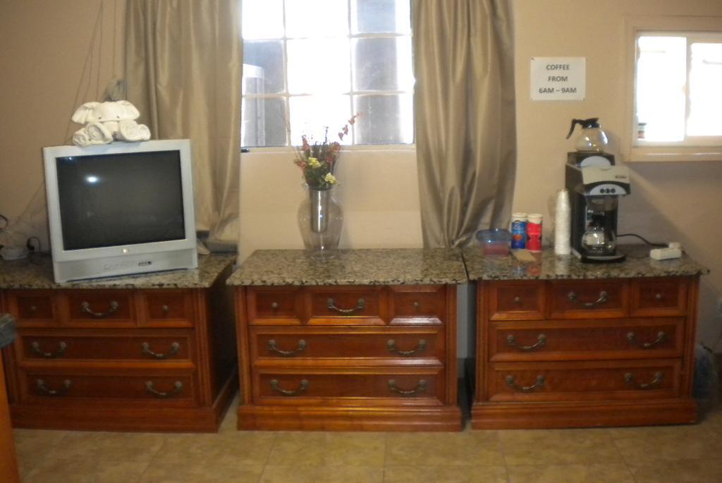 Payless Inn - photo 7