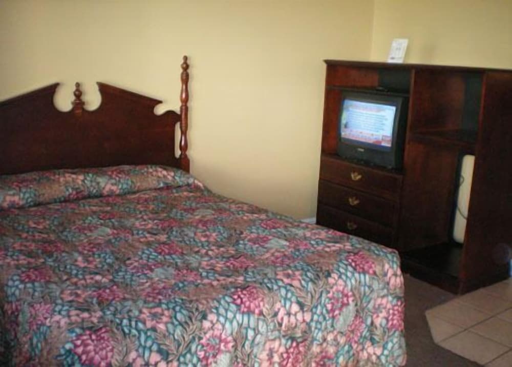 Economy Inn & Suites - photo 12