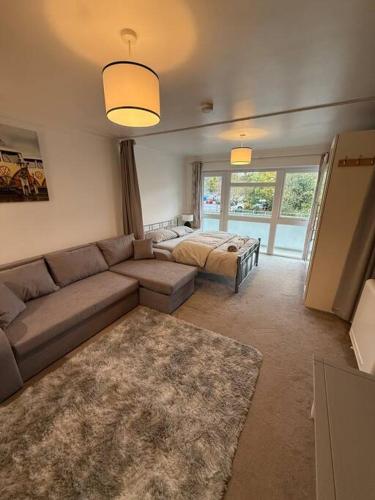 1st Floor Studio Flat In Crawley Close To Gatwick 21157781 — Crawley