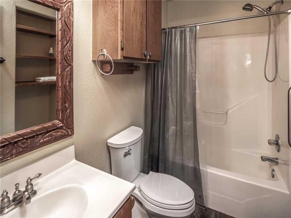 Midtown Riverfront Complex 10 Bedrooms 2 Hot Tub Sleeps 28 - photo 5