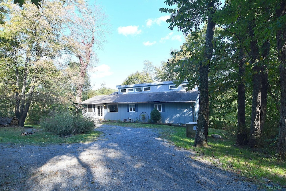 Serendipity Large 5BR With a Hot Tub — hotel in Berkeley Springs
