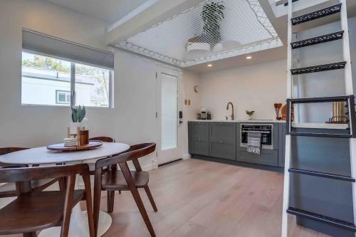 Private Not So Tiny Home Yard & Dogs OK — 4-Star Luxury Hotel in Los Angeles, United States