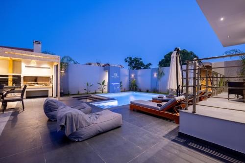 Μr & Μrs Grey Private Luxury Villas — 4-Star Luxury Hotel in Ambelokipoi, Greece