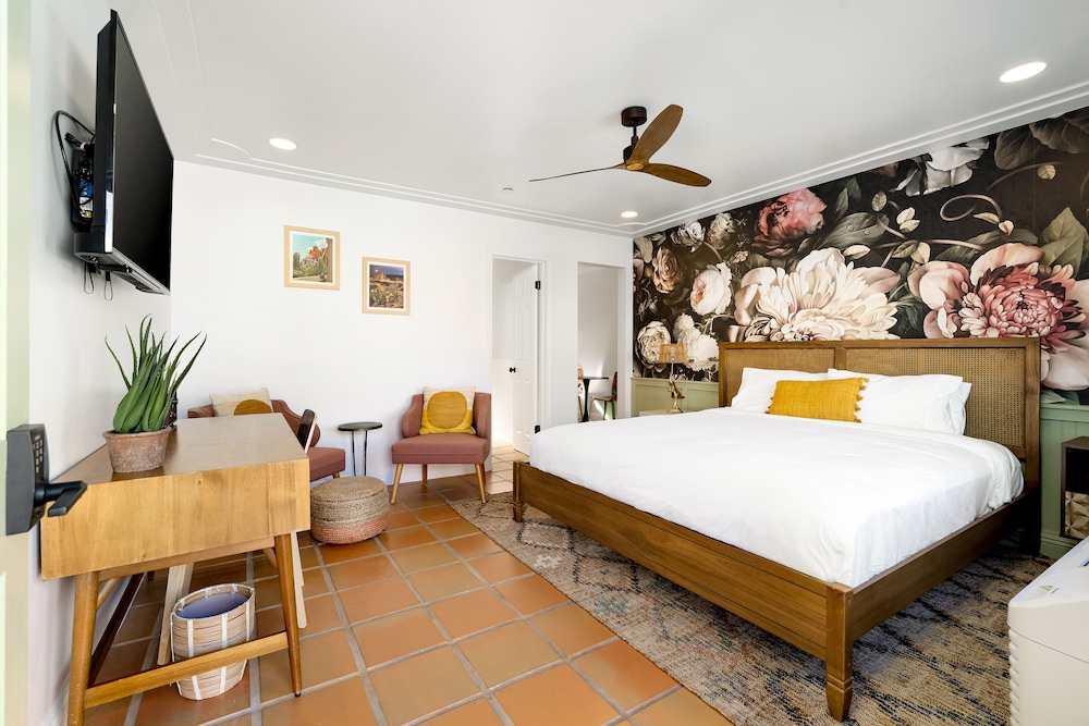Fleur Noire Hotel 21 and Over - photo 28