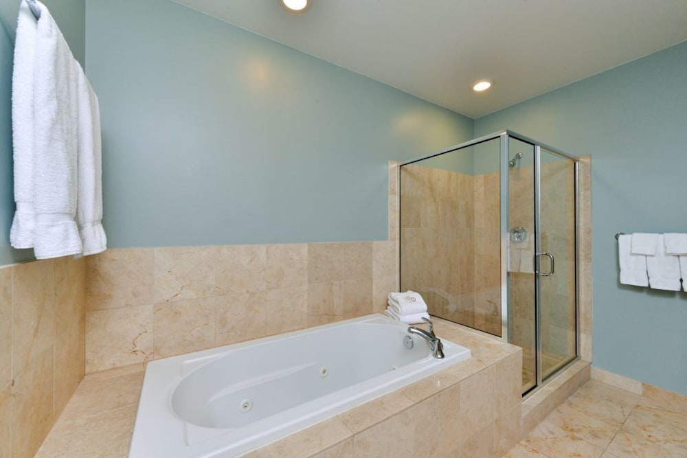 Grand Eastonian Hotel & Suites - photo 43