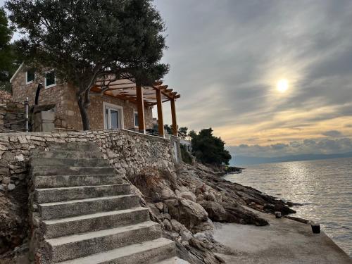 Seaside Cottage Maslina — 4-Star Luxury Hotel in Jelsa, Croatia