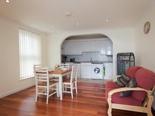 7 The Priory — 4-Star Luxury Hotel in Shanklin, United Kingdom