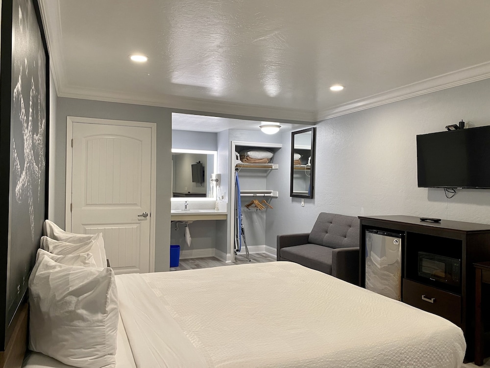 Aura Inn Monterey - photo 9