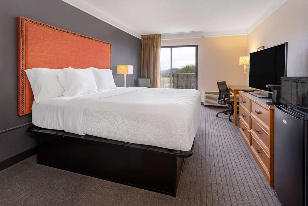La Quinta by Wyndham Kingsport Tri Cities Airport - photo 13