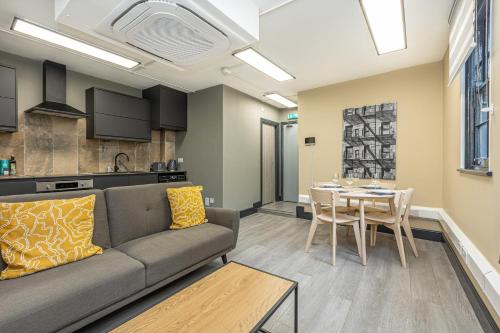 Charming 1BR Flats in the Heart of City of London — 4-Star Luxury Hotel in London, United Kingdom