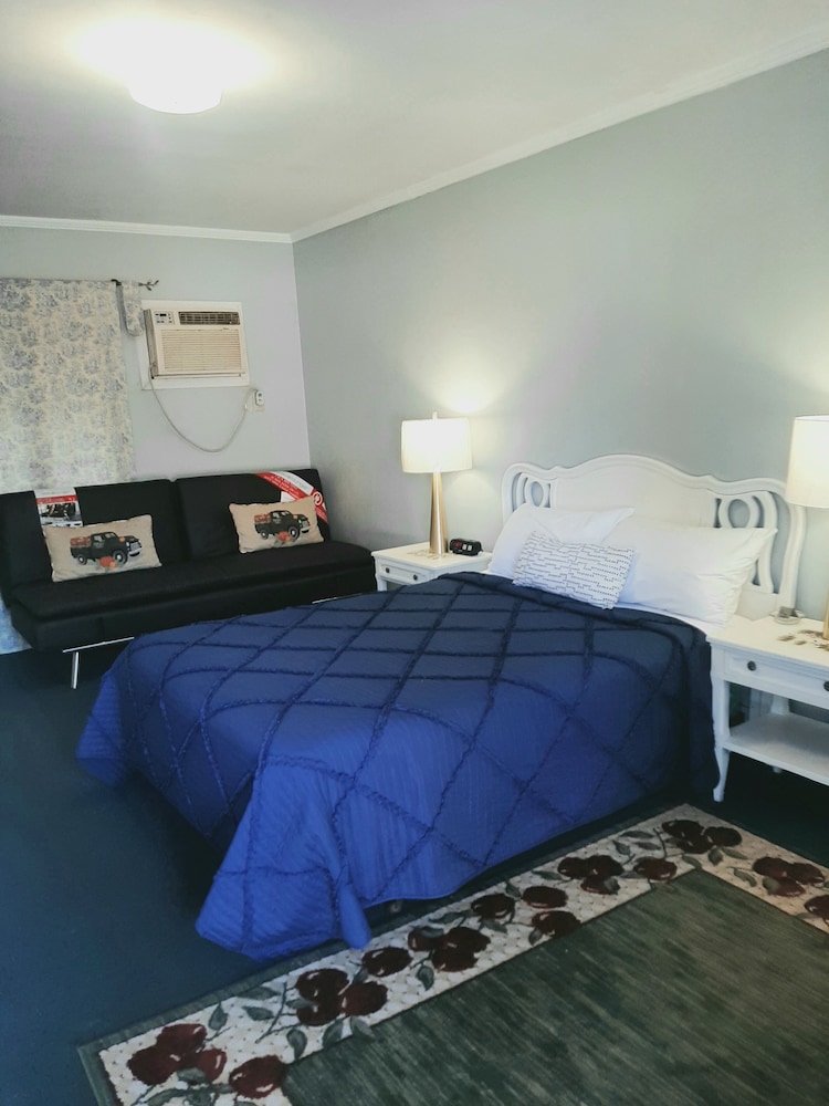 The New Star Motel with Studio Kitchens: 1950s Extended Stay Lodging and Retreat Center - photo 14