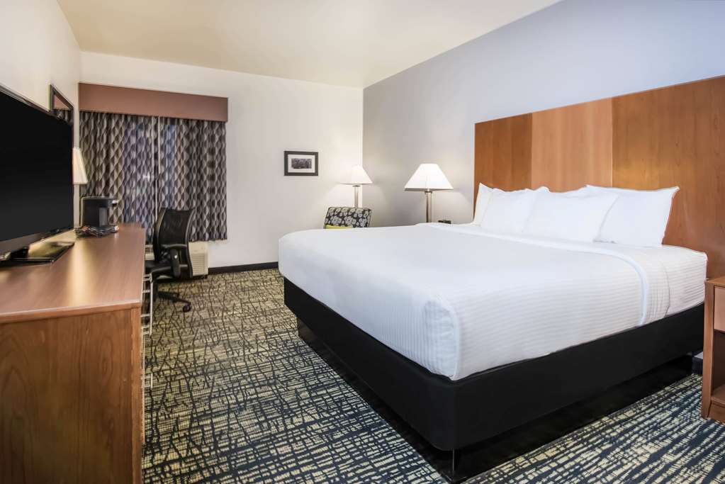 La Quinta Inn & Suites by Wyndham Morgantown - photo 32