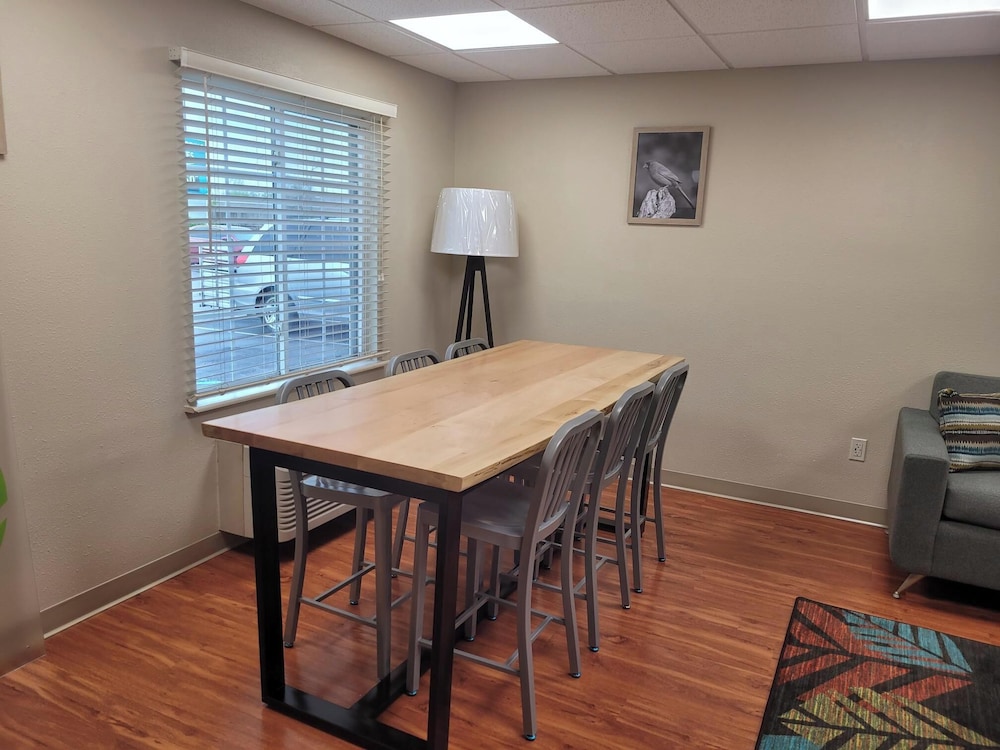 WoodSpring Suites Louisville Clarksville - photo 3