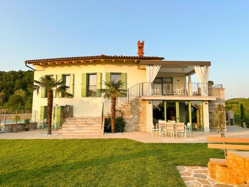 Ca' S Lorenz A Luxury 100m2 Apartment in a Chic Vineyard Villa — 4-Star Luxury Hotel in Dobrovo, Slovenia