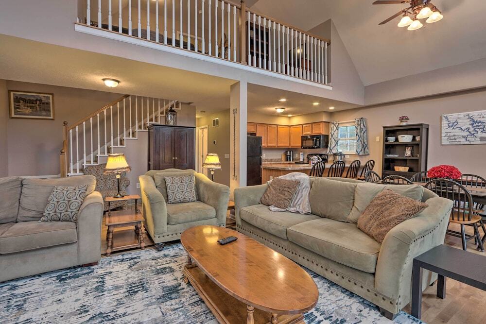 Deck and Fire Pit Lake View Osage Beach Home — 4-Star Luxury Hotel in Osage Beach, United States