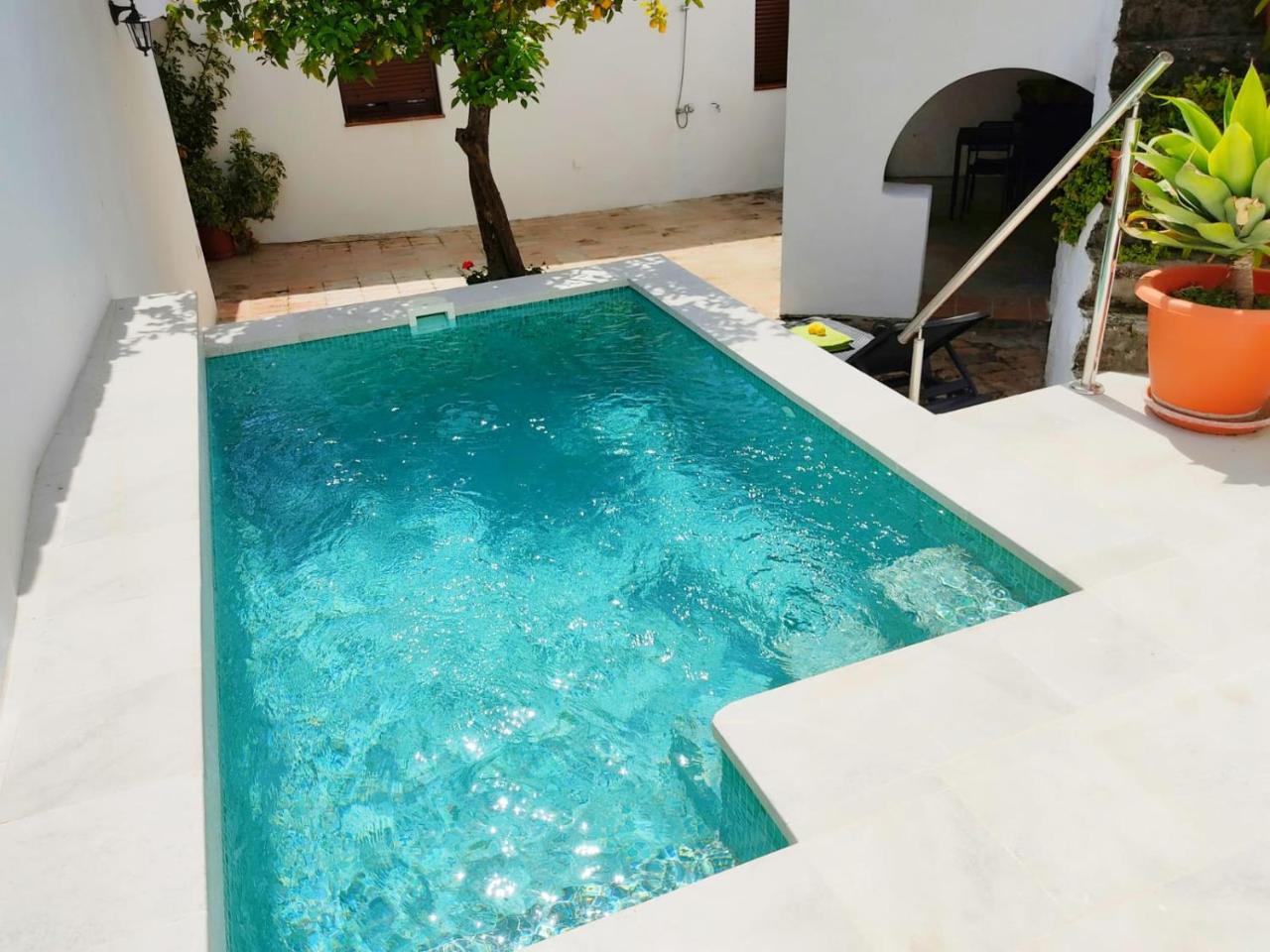 Casa El Patio Del Limon Con Piscina — 4-Star Luxury Hotel in Ronda, Spain