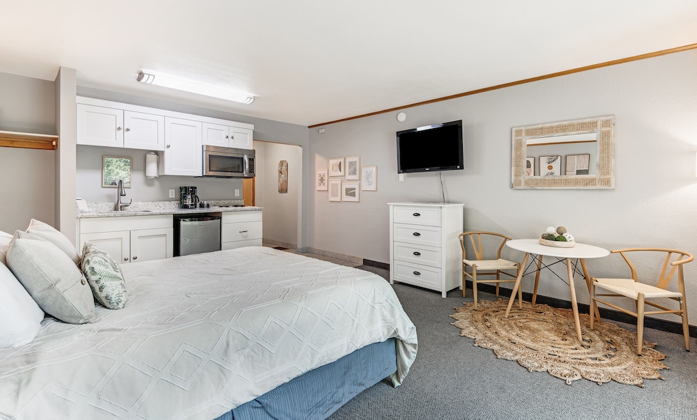 Bend Riverside Inn & Suites - photo 111