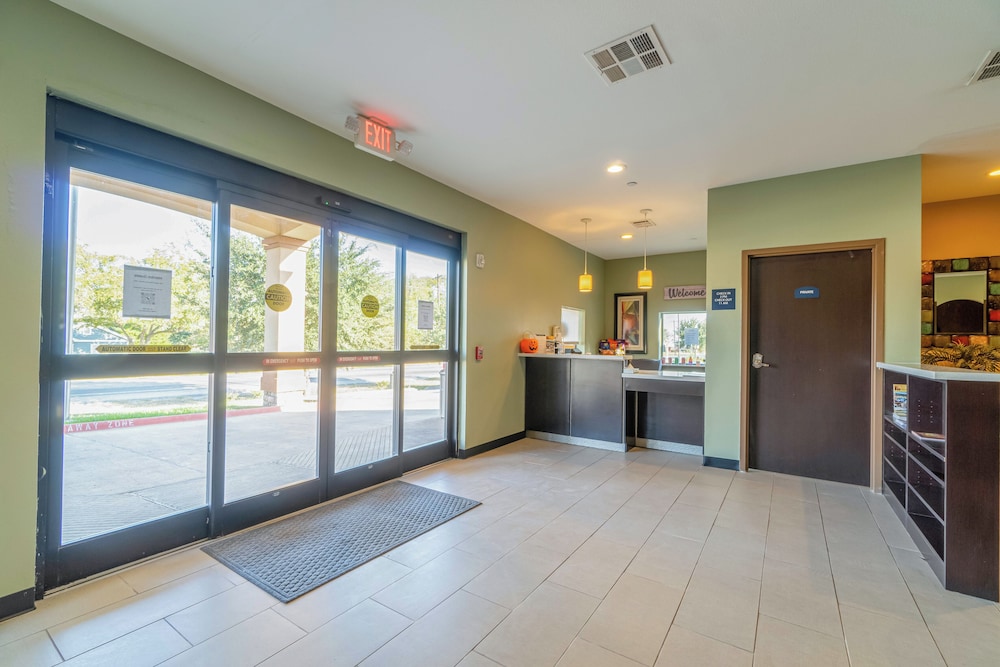 Moulton Inn & Suites By OYO Near Shiner TX - photo 9
