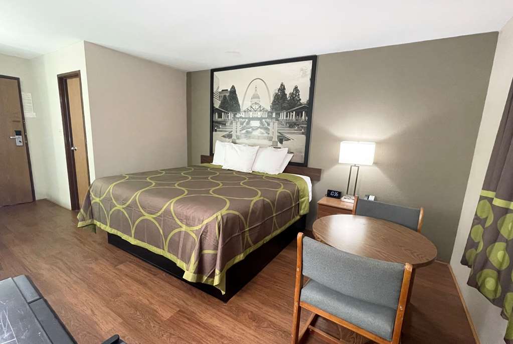 Super 8 by Wyndham Eureka Six Flags Nearby - photo 17