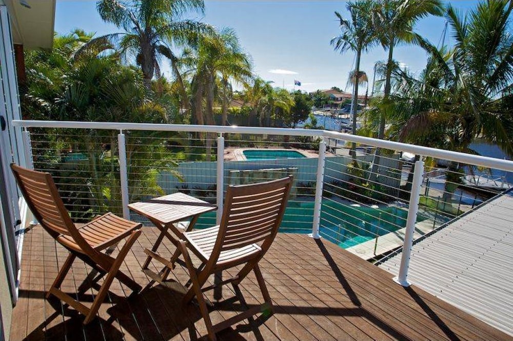 Adelong 11 - carbon neutral hotel in Buddina