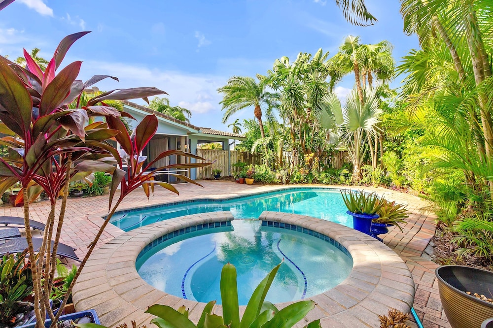 Chic 3BR Sanctuary Steps From The Drive Paradise — hotel in Wilton Manors
