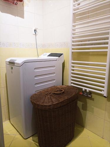 Na Gmajni pr’ Angležu in Unknown City, Slovenia