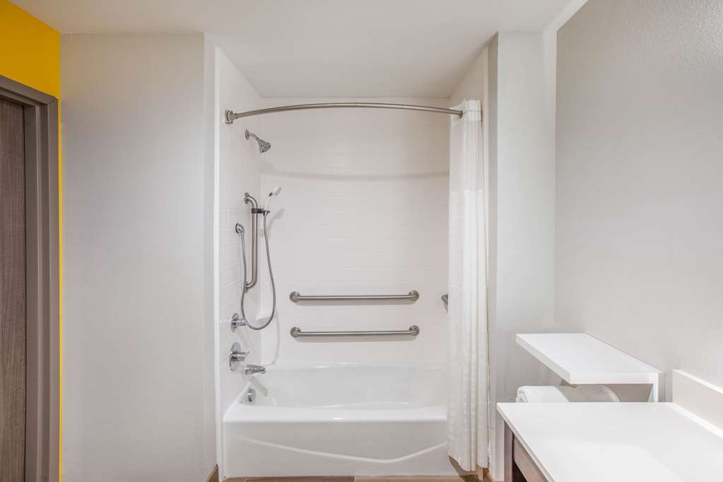 La Quinta Inn & Suites by Wyndham Dallas Duncanville - photo 30
