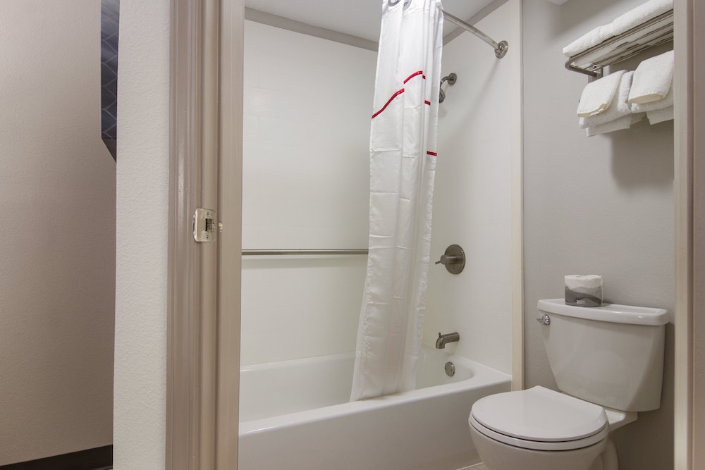 Red Roof Inn Plus & Suites Erie - photo 29
