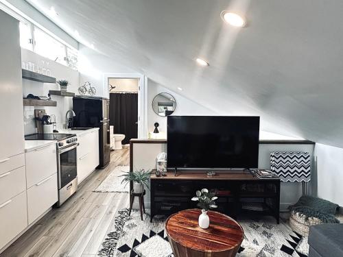 5 Min IU Private Parking Sunlit & Cozy Guesthouse — 4-Star Luxury Hotel in Bloomington, United States