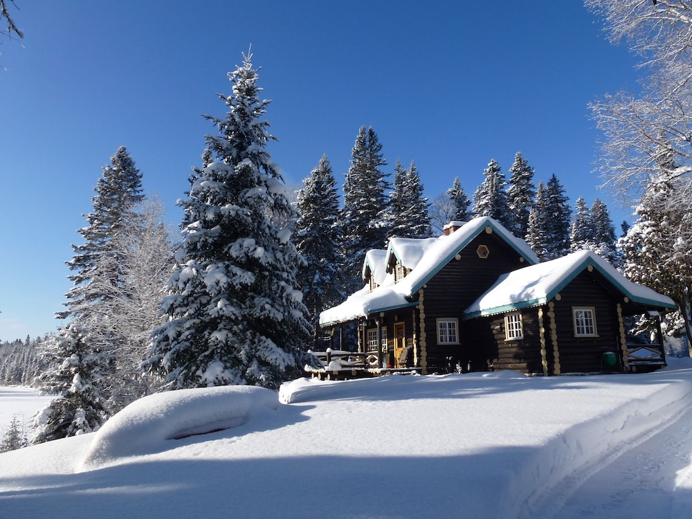 Domaine le Bostonnais Le Village en Bois Rond — hotel in La Tuque
