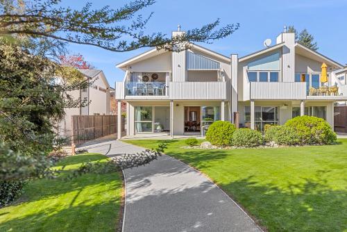 Modern Renovated Apartment — 4-Star Luxury Hotel in Wanaka, New Zealand