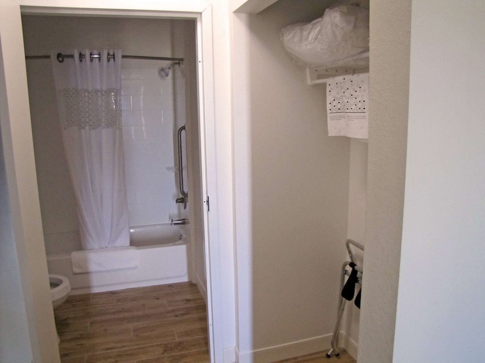 Hampton Inn McPherson - photo 35