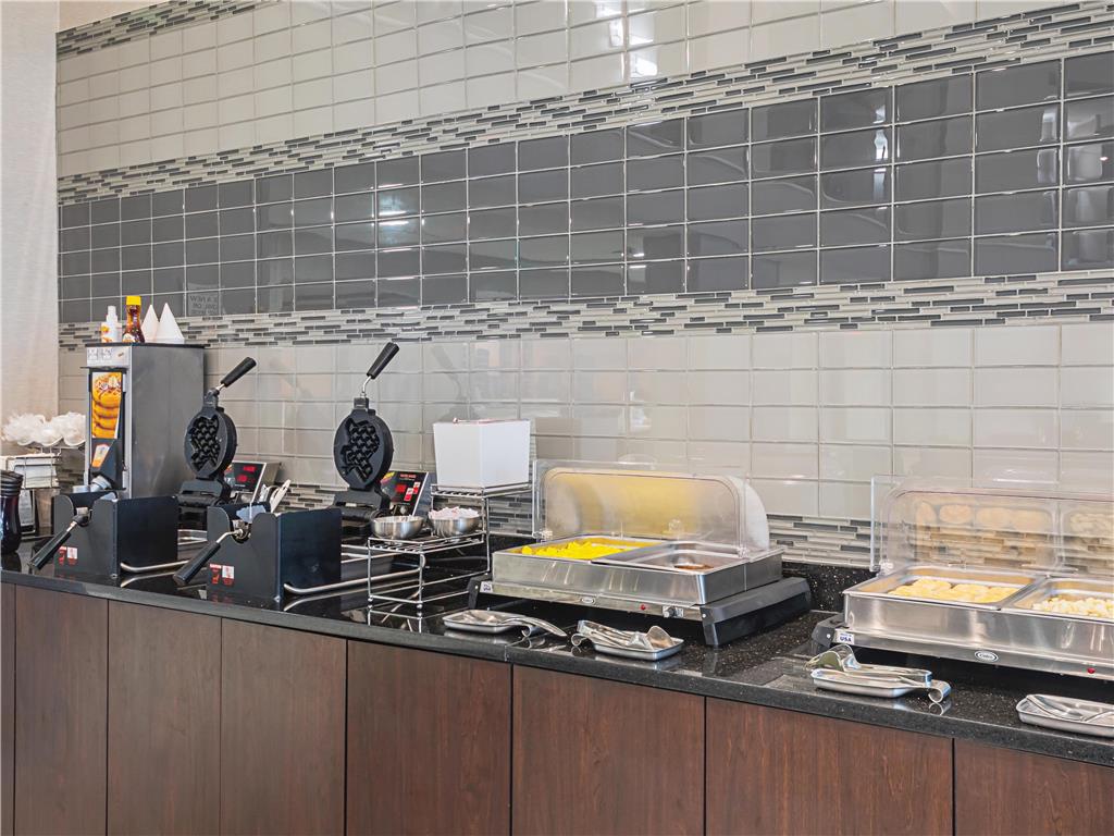 La Quinta Inn & Suites by Wyndham Austin Airport - photo 47