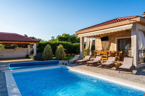 Holiday Home Beti with heated pool — 4-Star Luxury Hotel in Vrsi, Croatia