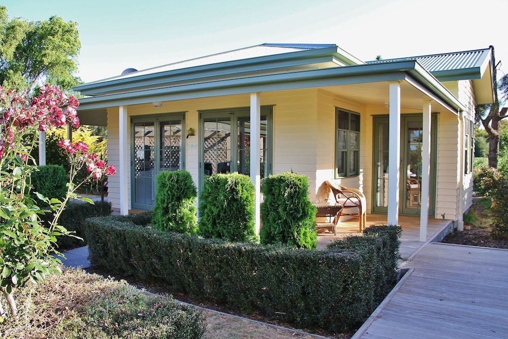 Clive Colonial Cottages — 4-Star Luxury Hotel in Napier, New Zealand