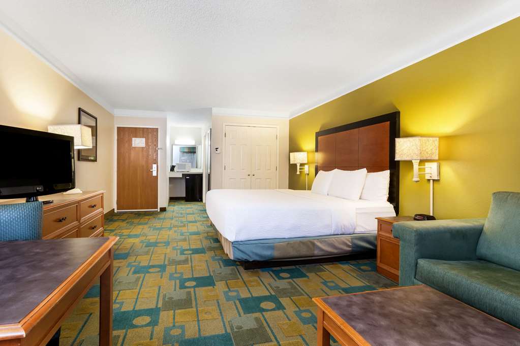 La Quinta Inn & Suites by Wyndham St. Pete Clearwater Airpt - photo 24