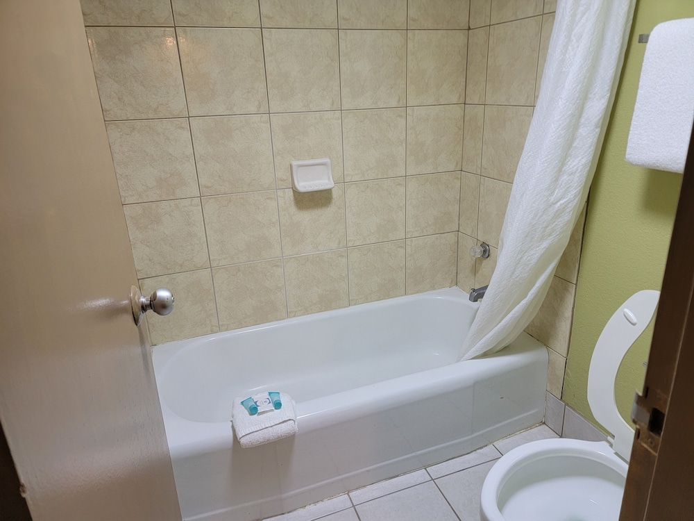 Studio 9 Inn & Suites - photo 6