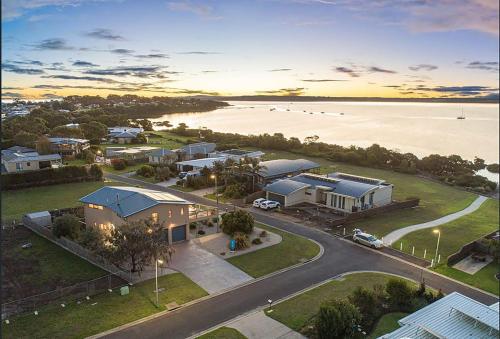 Bayside Oceanview Getaway — Unknown City — photo 4