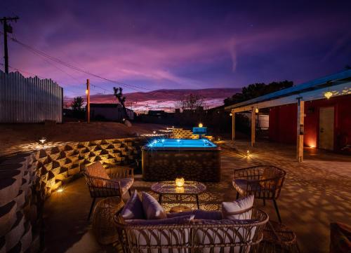 Luxury Joshua Tree Retreat w Hot Tub BBQ & Games — 4-Star Luxury Hotel in Joshua Tree, United States