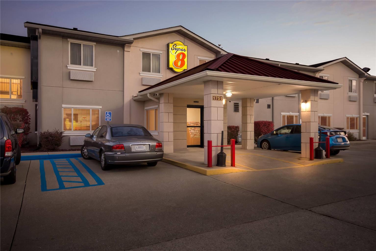 Super 8 by Wyndham Bloomington University Area - photo 7
