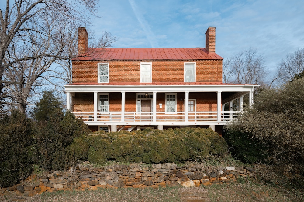 The Crossroads Inn - last minute hotel in Charlottesville