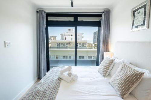 Stylish 1 Full Bedroom Apartment with a separate Living Room Workspace and Kitchen close to the beach and V&A in Cape Town