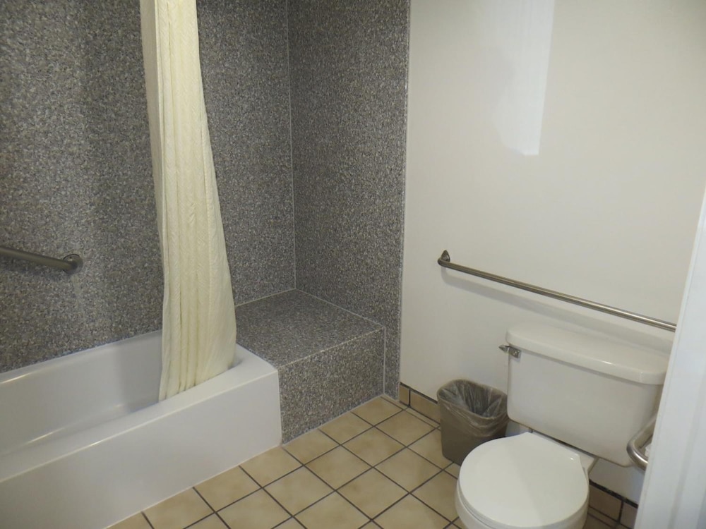 Riverside Inn & Suites - photo 40