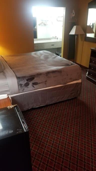 Hotel King Bed Hotel Room 116 Wi Fi Booking — Stillwater