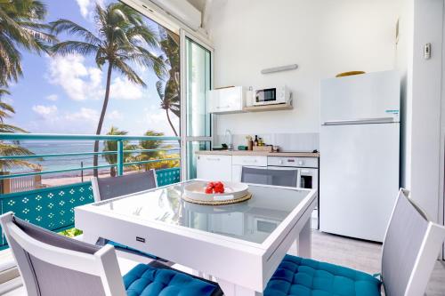 Vue imprenable sur le lagon et accès plage Le Touloublue — 4-Star Luxury Hotel in Sainte-Anne, Guadeloupe